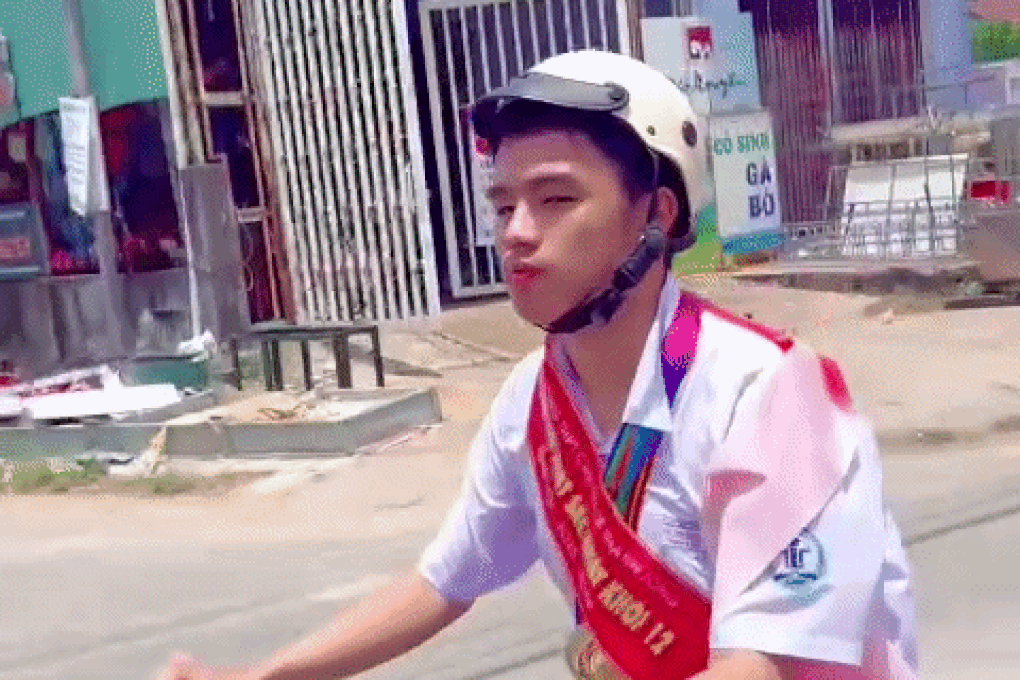 Nam sinh mang băng chéo, đeo huy chương trĩu cổ đi xe đạp về nhà - 1