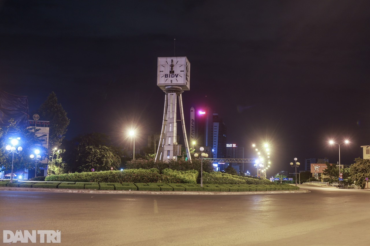 0h ngày 9/7: Trung tâm Sài Gòn vắng lặng, các cửa ngõ tắc dài chờ vào TP - 1 0h ngày 9/7: Trung tâm Sài Gòn vắng lặng, các cửa ngõ tắc dài chờ vào TP - 1