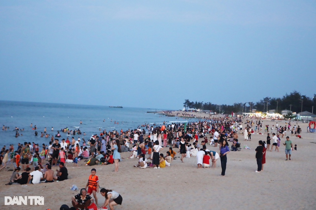 Bãi biển từng tan hoang vì bão Trà Mi hồi sinh, giới trẻ tìm đến check-in - 2 Bãi biển từng tan hoang vì bão Trà Mi hồi sinh, giới trẻ tìm đến check-in - 2