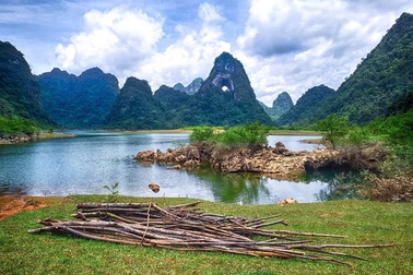 Dân phượt "phát sốt" với thung lũng "tuyệt tình cốc" đẹp quên lối về ở Cao Bằng