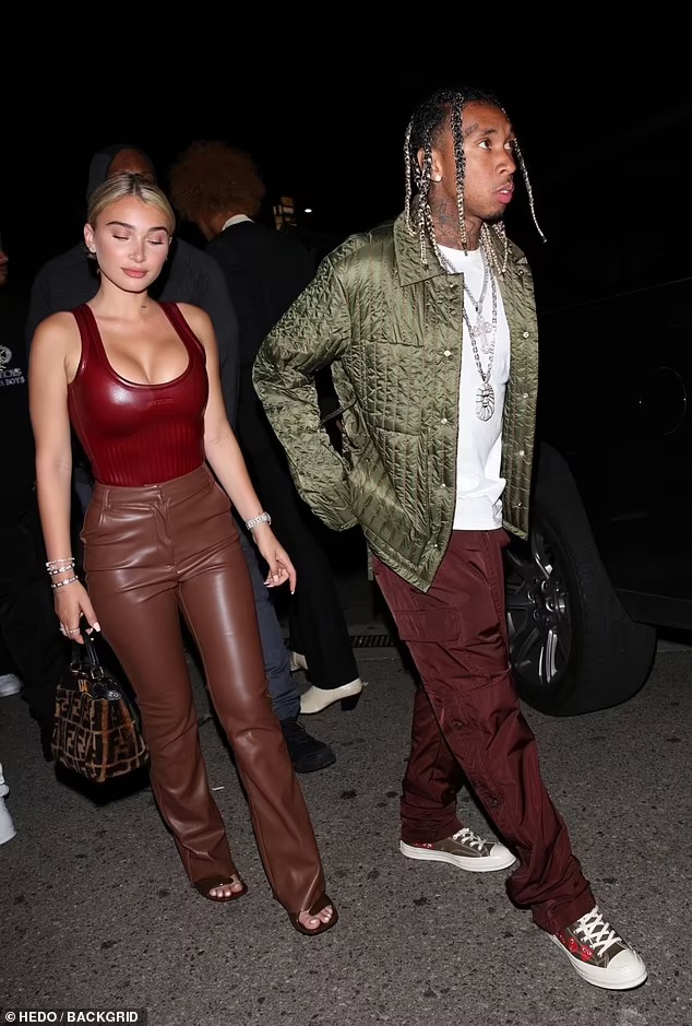 Bạn gái Rapper gốc Việt Tyga mặc áo gợi cảm khoe 