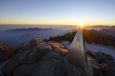 Ngắm đỉnh Phan Si Păng huyền ảo trong mùa đẹp nhất năm