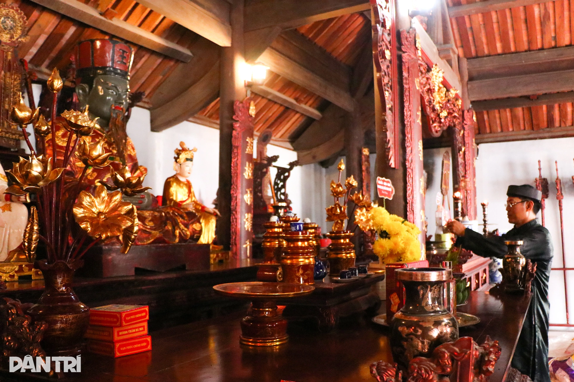 Cụ ông 90 tuổi ra giữa dòng xoáy sông Lam lấy nước dâng vua Mai - 12 Cụ ông 90 tuổi ra giữa dòng xoáy sông Lam lấy nước dâng vua Mai - 12