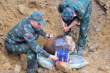 Hủy nổ quả bom nặng 900kg phát hiện dưới sông Đà