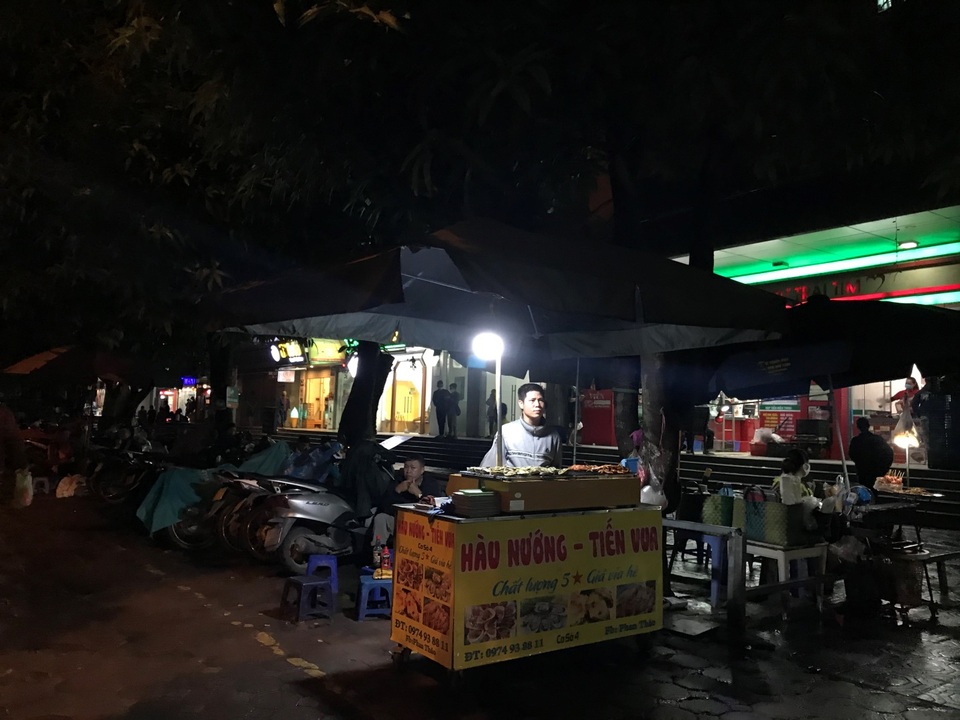 Hàu nướng 5 nghìn đồng đổ bộ vỉa hè Hà Nội, chủ bán 4000 con mỗi ngày - 3 Hàu nướng 5 nghìn đồng đổ bộ vỉa hè Hà Nội, chủ bán 4000 con mỗi ngày - 3