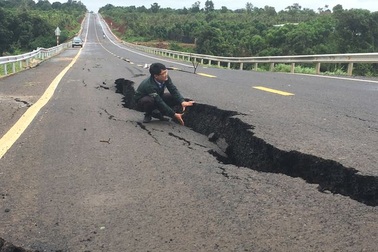 Bộ Giao thông lên tiếng về tuyến đường 250 tỷ đồng vừa làm xong đã nứt toác