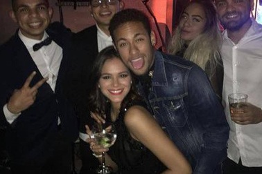 Bạn gái Neymar khoe thân bốc lửa giữa đám đông