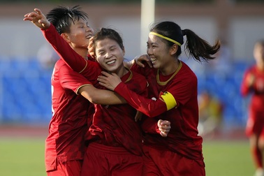 Đội tuyển nữ Việt Nam được tiếp tế đồ ăn, quyết thắng Thái Lan