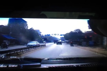 Suýt phải trả giá vì sang đường kiểu “tự sát” trên đường quốc lộ