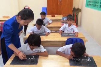 Cô giáo trẻ người Khmer hết lòng với học trò vùng đặc biệt khó khăn