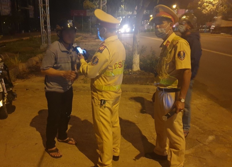 Thổi hơn 20 lần, tài xế mới bị phát hiện có cồn trong khí thở - 3 Thổi hơn 20 lần, tài xế mới bị phát hiện có cồn trong khí thở - 3