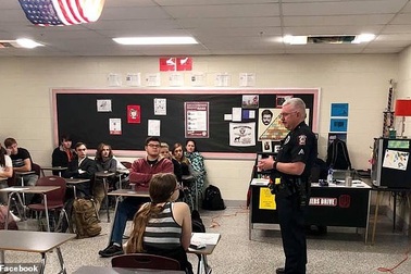 Mỹ: Học sinh được dạy kỹ năng sống bao gồm cách hành xử khi bị cảnh sát bắt