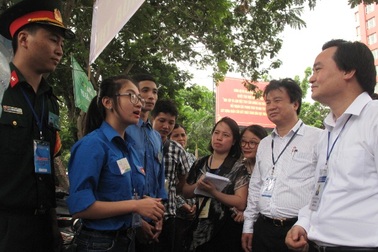 Bộ trưởng Bộ Giáo dục thị sát thi tại Hà Nội