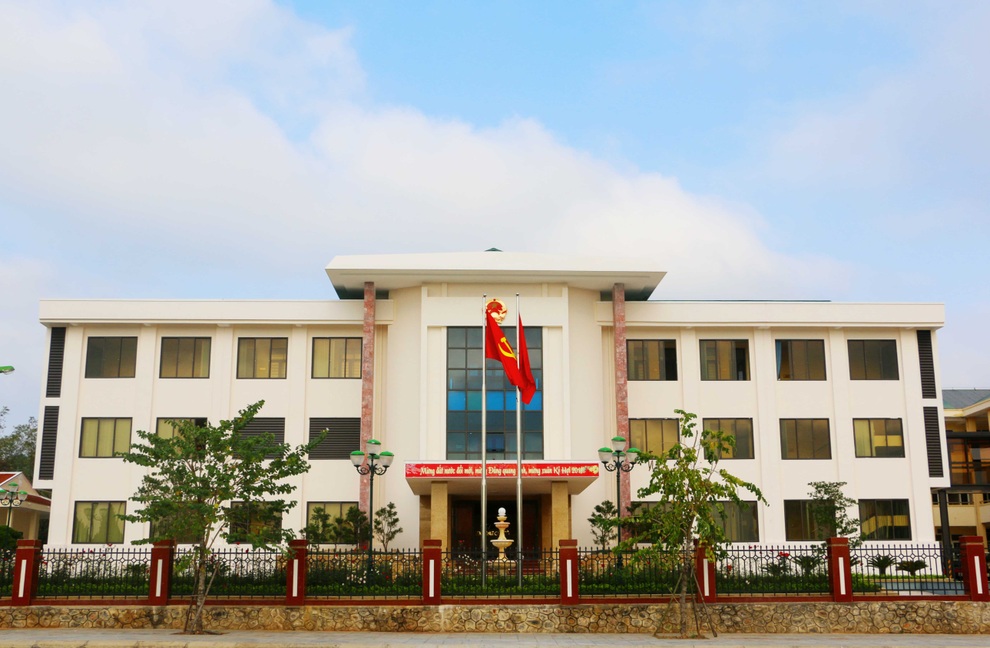 Bí thư huyện Cô Tô bị đình chỉ công tác sau đơn tố cáo hiếp dâm - 1 Bí thư huyện Cô Tô bị đình chỉ công tác sau đơn tố cáo hiếp dâm - 1