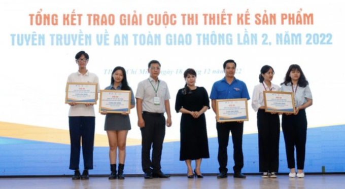 Ban Tổ chức trao giải cuộc thi “Giao thông xanh”.