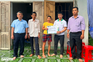 Trao gần 80 triệu đồng đến cô gái mắc bệnh thiểu năng trí tuệ