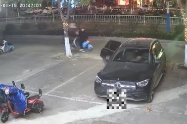 Mở cửa ô tô để lấy trộm đồ và cái kết