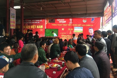 Gia đình thủ môn Bùi Tiến Dũng mổ trâu đãi người dân xem trận chung kết