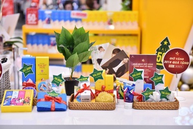 Hàng nghìn người xếp hàng nhận 2.018 bộ mỹ phẩm nổi tiếng xứ Hàn