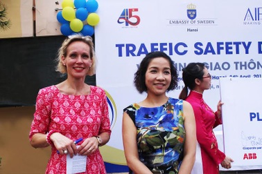 Đại sứ Thụy Điển: “Lo lắng khi thấy trẻ em VN không đội mũ bảo hiểm”