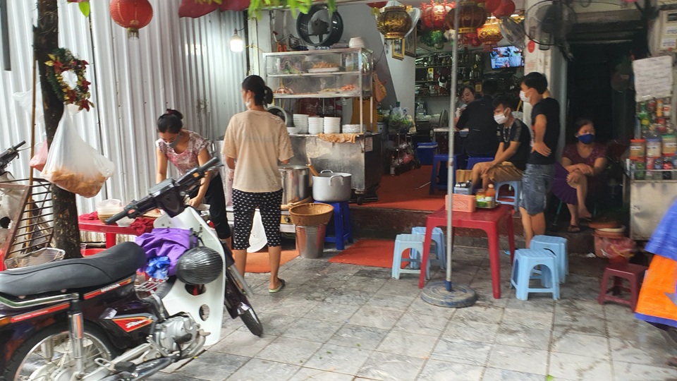 Hà Nội: Hàng quán phớt lờ lệnh giãn cách, thượng đế vô tư ngồi sát nhau - 7 Hà Nội: Hàng quán phớt lờ lệnh giãn cách, thượng đế vô tư ngồi sát nhau - 7