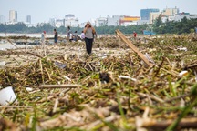 Hình ảnh bờ biển Đà Nẵng khác lạ sau mưa lũ