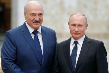 Tổng thống Belarus tặng ông Putin máy kéo làm quà sinh nhật