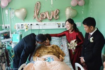 Con gái tổ chức lễ cưới đặc biệt, làm cô dâu bên giường hồi sức của mẹ