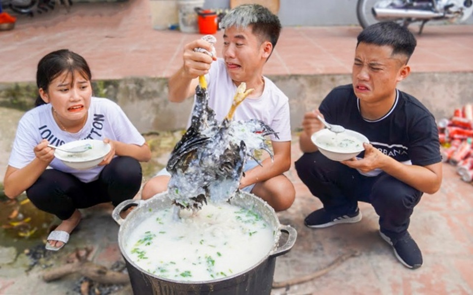 Kinh hãi trào lưu “ăn tươi nuốt sống” ghê rợn trên YouTube - 1 Kinh hãi trào lưu “ăn tươi nuốt sống” ghê rợn trên YouTube - 1