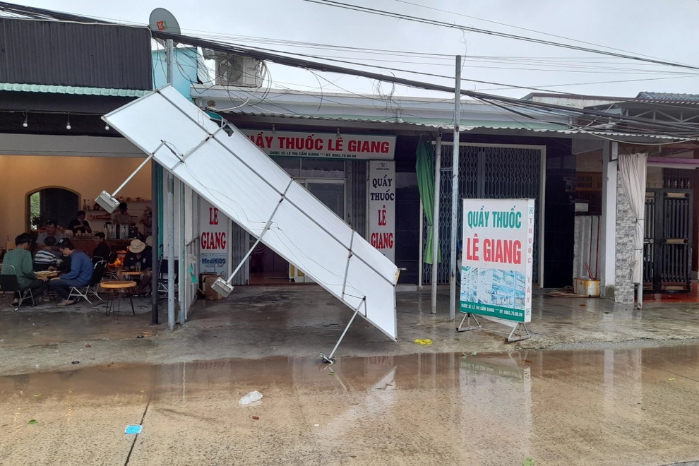 Mưa lốc, nước ngập băng đường, người dân chật vật chống đỡ - 11