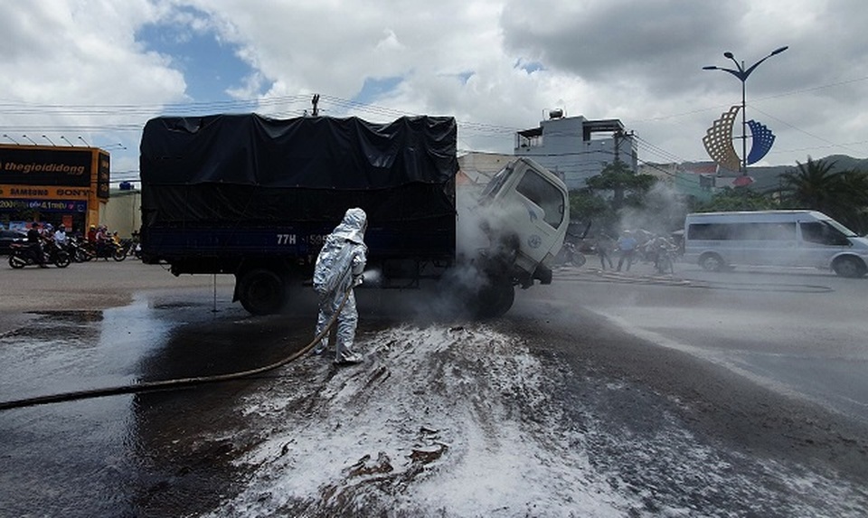 Xe tải chở dầu điều bốc cháy khi đang lưu thông trên QL1A - 1 Xe tải chở dầu điều bốc cháy khi đang lưu thông trên QL1A - 1