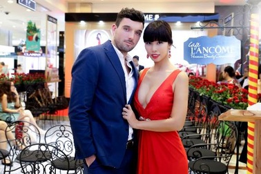 Bạn trai tháp tùng Hà Anh đi sự kiện