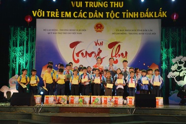 Trao học bổng, tổ chức Tết Trung thu cho trẻ em các dân tộc tỉnh Đắk Lắk