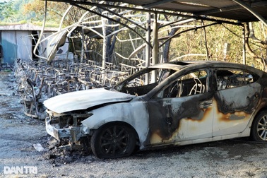 Hiện trường vụ cháy thiêu rụi 1 ô tô và 9 xe điện du lịch ở chùa Hương Tích