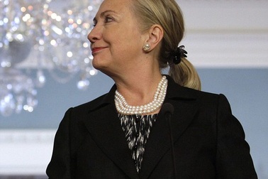 Thời trang dây buộc tóc của Ngoại trưởng Mỹ Clinton gây tranh cãi