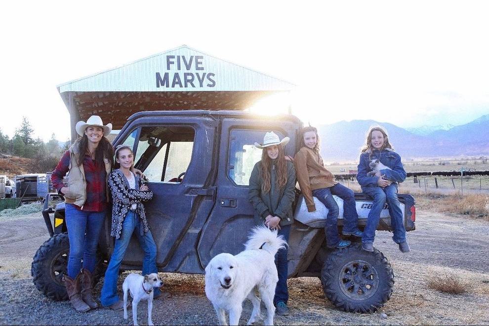 Gia đình doanh nhân thành đạt về quê, lên mạng học làm nông dân - 8