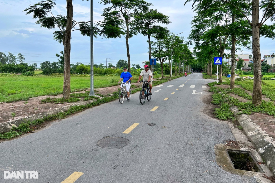 Hàng loạt nắp cống ở Hà Nội mất tích, dân cắm củi cảnh báo nguy hiểm - 7 Hàng loạt nắp cống ở Hà Nội mất tích, dân cắm củi cảnh báo nguy hiểm - 7