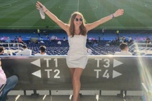 Nhan sắc đầy quyến rũ của người dẫn chương trình CLB Chelsea