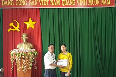 Bạn đọc Dân trí tiếp tục giúp đỡ 28 triệu đồng đến với bé gái Ê Đê bị ung thư gan