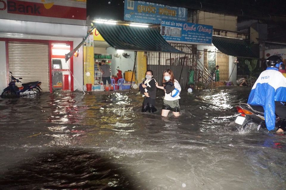 Sau cơn mưa như trút, phía đông Sài Gòn chìm trong biển nước - 2