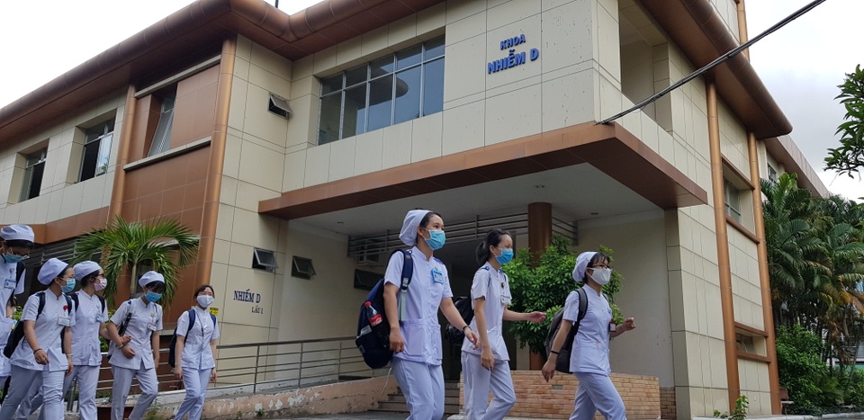 Phi công người Anh nhiễm Covid-19 còn rất nặng, chưa đủ điều kiện ghép phổi - 2 Phi công người Anh nhiễm Covid-19 còn rất nặng, chưa đủ điều kiện ghép phổi - 2