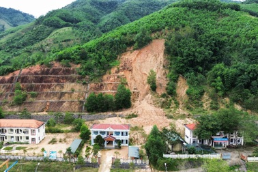 Trụ sở mới bị đất đá vùi lấp, Liên đoàn Lao động phải "chạy" về nơi cũ