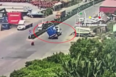 Không giảm tốc độ khi vào cua, xe container lật nghiêng xuống đường