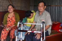 Con trai khuyết tật, vợ chồng lâm bệnh nặng, gia đình rơi vào bế tắc