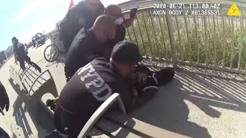 Tranh cãi video cảnh sát New York kẹp cổ nghi phạm da màu - 1 Tranh cãi video cảnh sát New York kẹp cổ nghi phạm da màu - 1