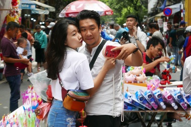 Đông nghịt người đi chơi chợ Trung thu phố cổ Hà Nội