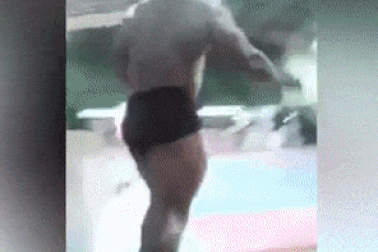 Kinh hoàng khoảnh khắc VĐV thể hình gãy cổ chết vì nhảy lộn vòng chào khán giả