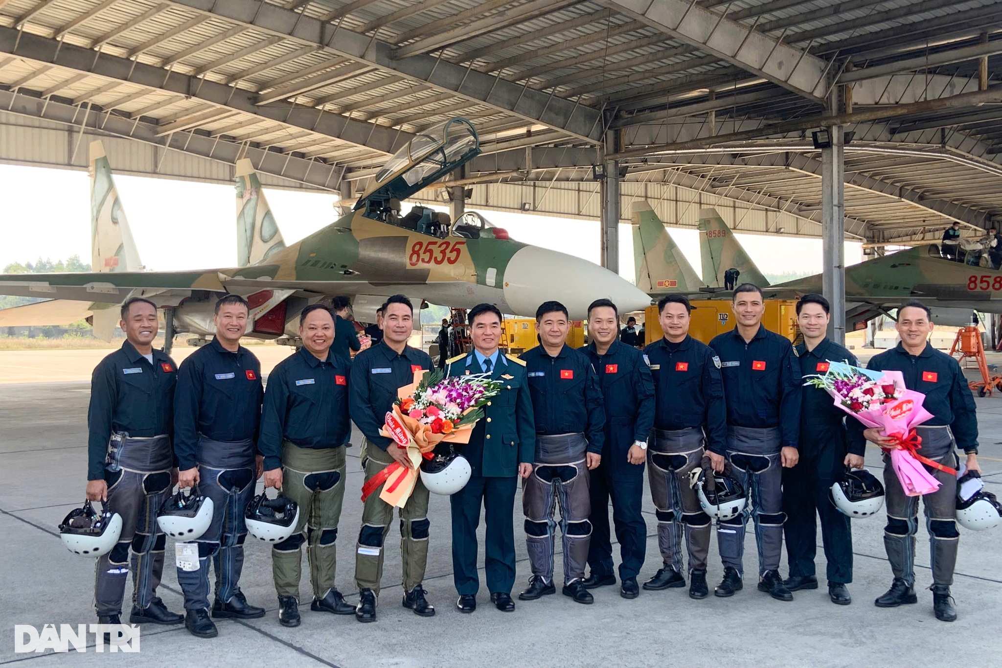 View - "Hổ mang chúa" SU-30MK2 thả 96 quả đạn nhiễu rực sáng bầu trời Hà Nội | Báo Dân trí