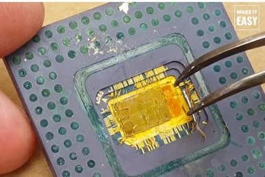 Cận cảnh quá trình thu hồi vàng trên linh kiện máy tính cũ bỏ đi