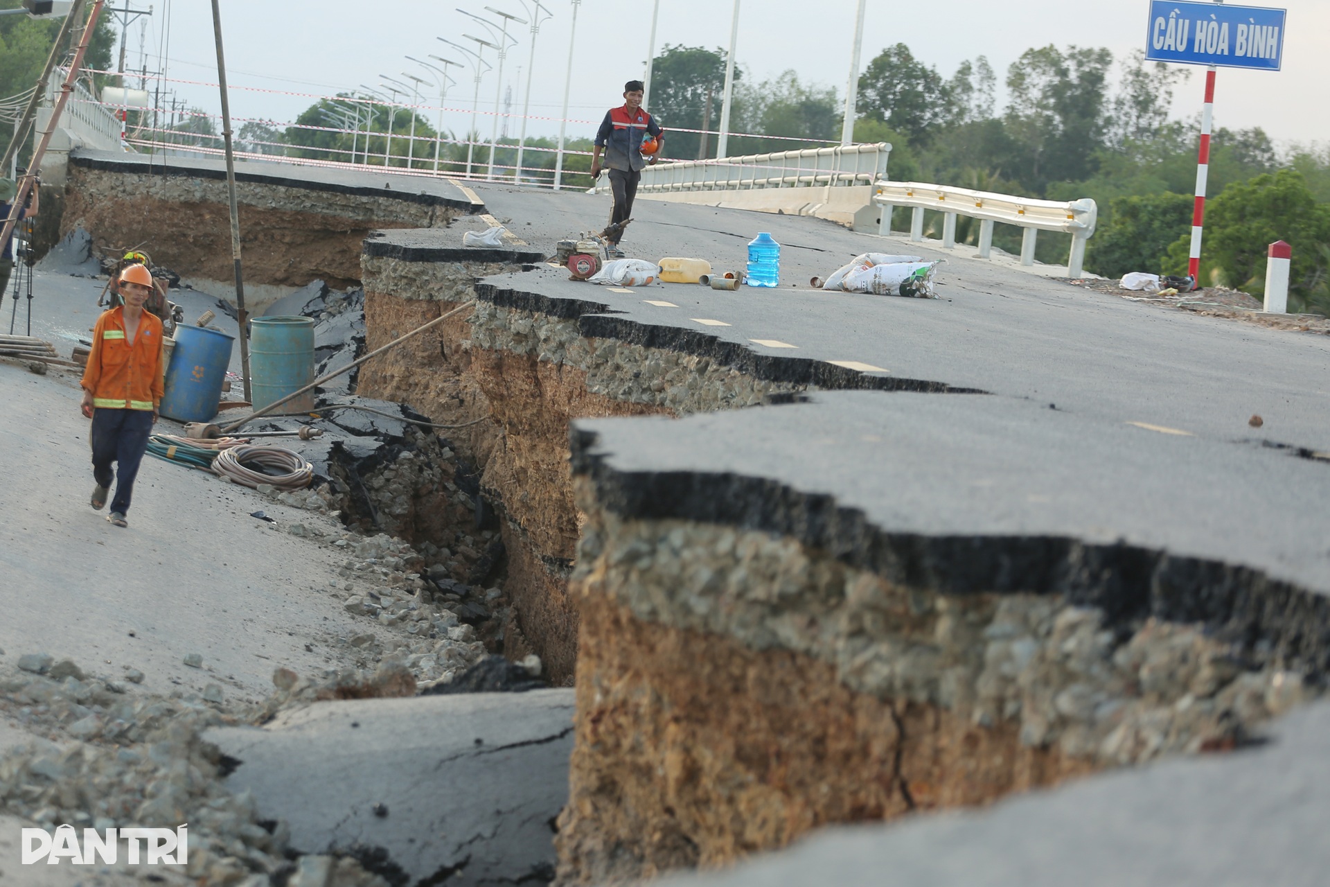 Đường mới xây bị sụt lún như động đất ở Tây Ninh khiến 6 người bị thương - 4 Đường mới xây bị sụt lún như động đất ở Tây Ninh khiến 6 người bị thương - 4